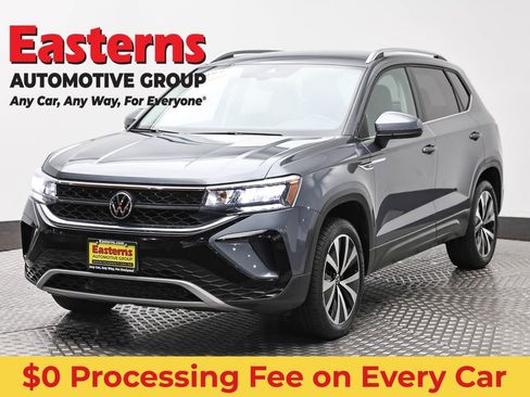 Used 2022 Volkswagen Taos SE FWD image 1