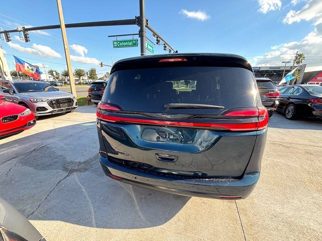 Used 2023 Chrysler Pacifica Touring-L w/ S Appearance Package FWD image 5