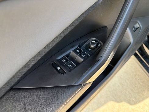 Used 2025 Volkswagen Jetta SE FWD image 13
