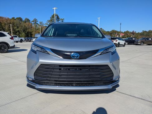 Certified 2023 Toyota Sienna XLE image 2