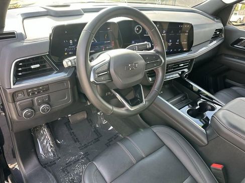 Used 2025 Chevrolet Suburban RST image 9