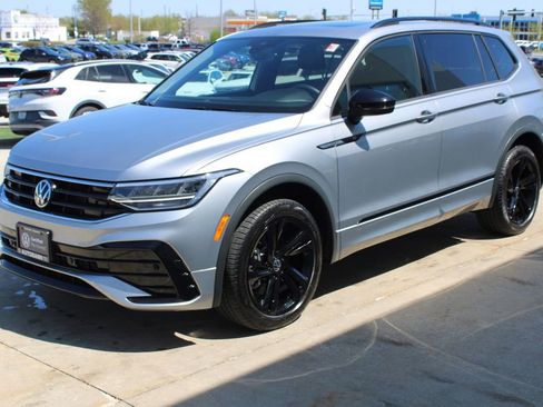 Certified 2023 Volkswagen Tiguan SE R-Line image 3