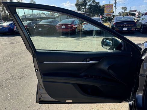 Used 2019 Toyota Camry LE image 12