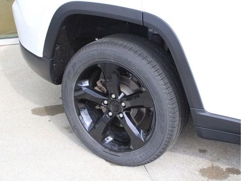 Used 2023 Jeep Grand Cherokee Limited w/ Black Appearance Package AWD/4WD image 9
