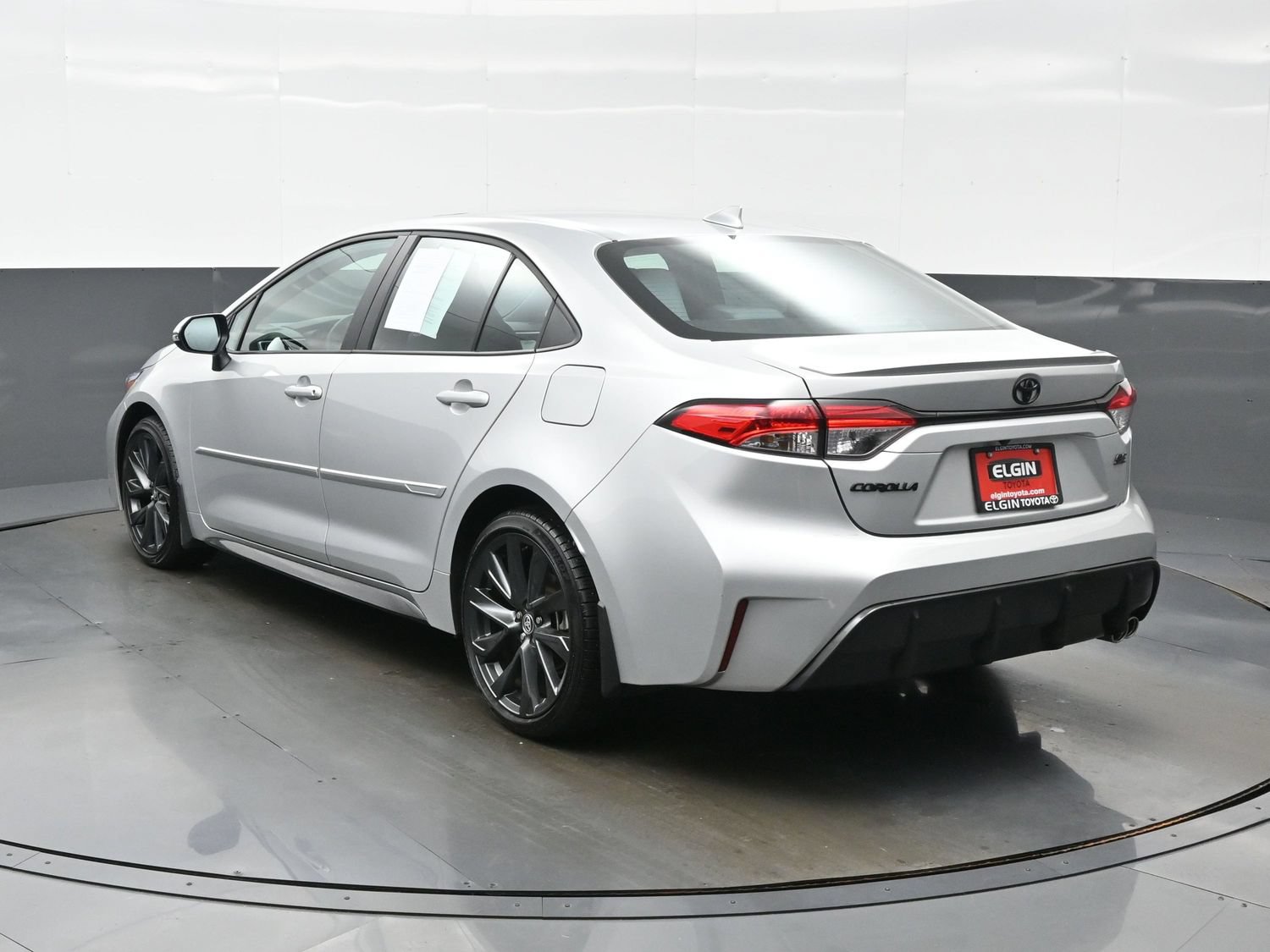 Used 2025 Toyota Corolla SE w/ SE Premium Package FWD image 4