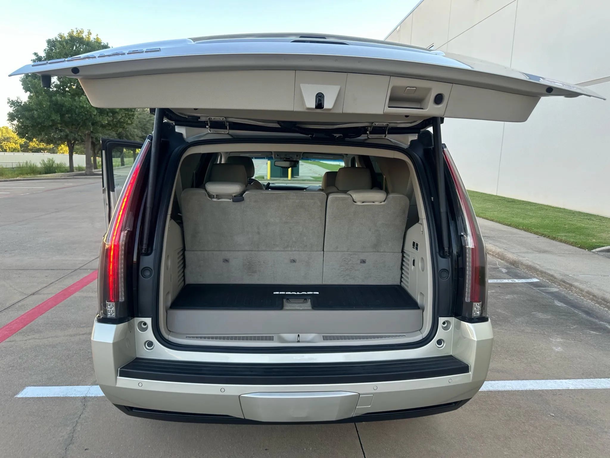 Used 2015 Cadillac Escalade Luxury AWD/4WD image 22