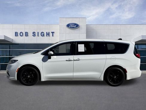 Used 2023 Chrysler Pacifica Touring-L image 11