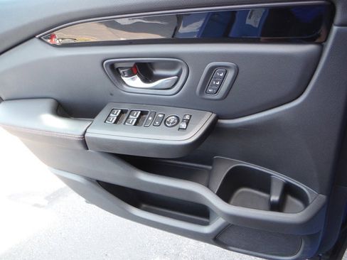 Used 2023 Honda Pilot TrailSport image 17
