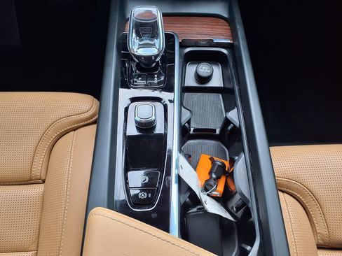 Certified 2024 Volvo XC60 B5 Ultimate w/ Climate Package AWD/4WD image 31