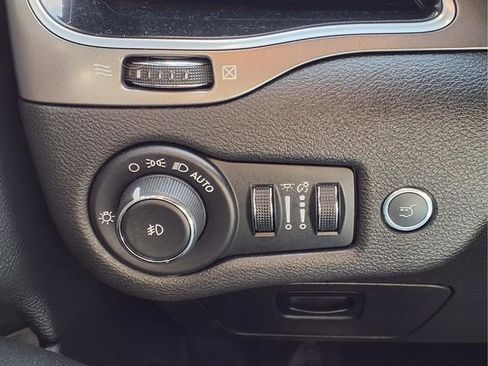 Used 2019 Jeep Cherokee Limited image 17