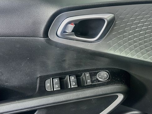 Used 2025 Kia Soul LX w/ LX Technology Package FWD image 15