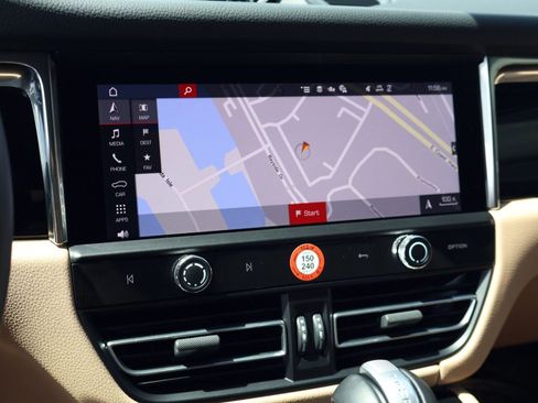 Certified 2025 Porsche Macan image 18