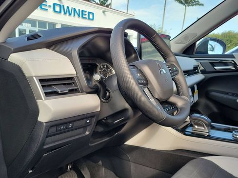 New 2026 Mitsubishi Outlander SE FWD image 7
