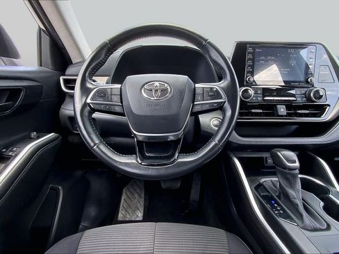 Used 2021 Toyota Highlander LE FWD image 6