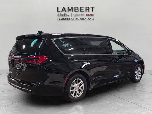 Used 2025 Chrysler Pacifica Select FWD image 5