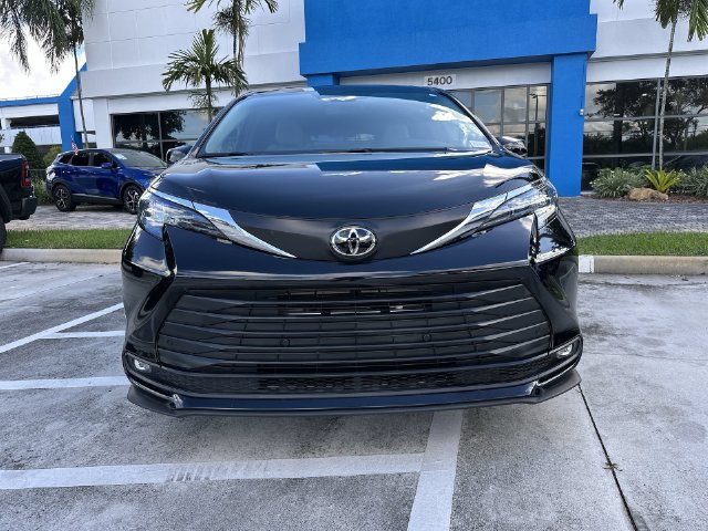 Used 2026 Toyota Sienna XLE FWD image 19