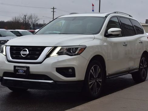 Used 2017 Nissan Pathfinder Platinum w/ Family Entertainment Package AWD/4WD image 13