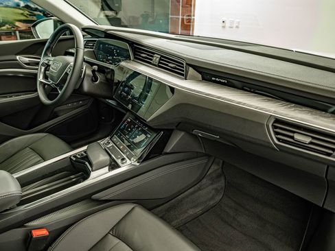 Used 2021 Audi e-tron Premium w/ Convenience Plus Package AWD/4WD image 35