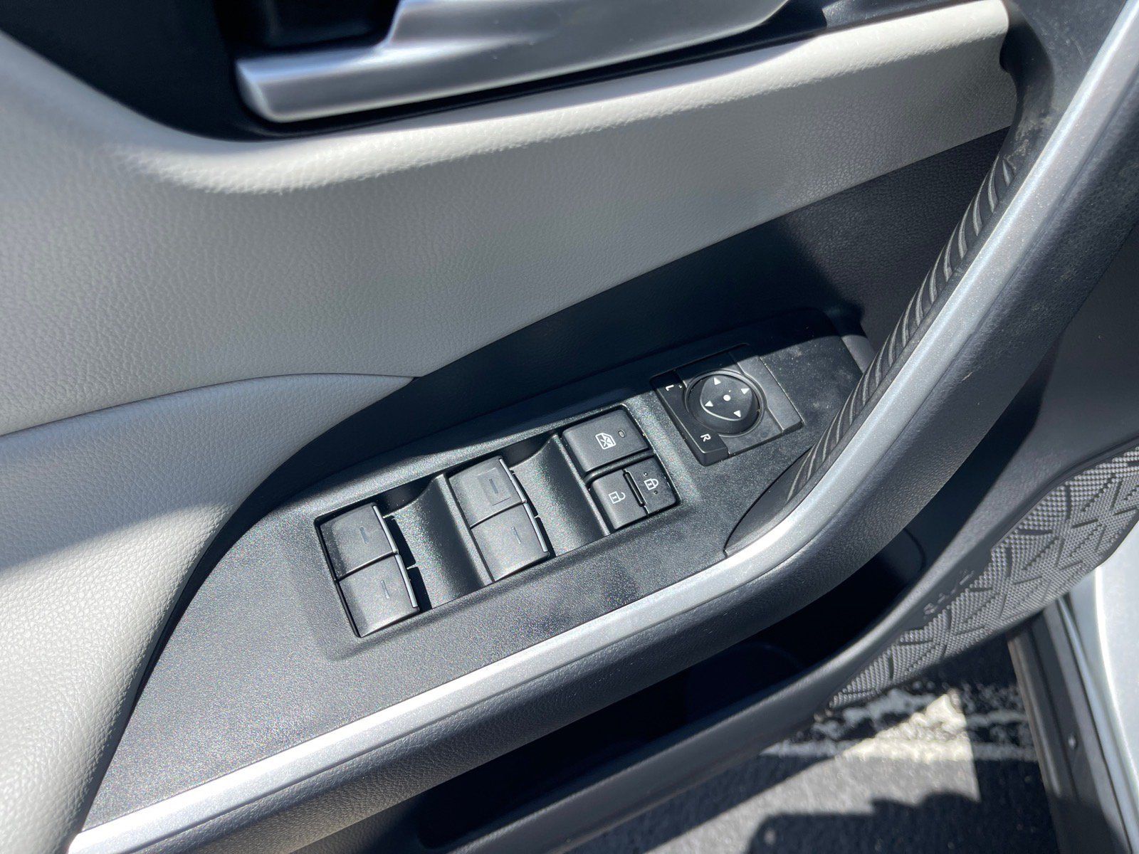 Used 2025 Toyota RAV4 XLE w/ Convenience Package FWD image 8