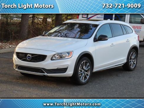 Used 2018 Volvo V60 T5 Cross Country w/ Convenience Package image 1