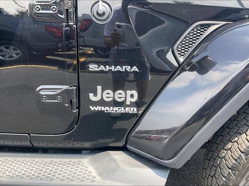 Used 2018 Jeep Wrangler Unlimited Sahara AWD/4WD image 30