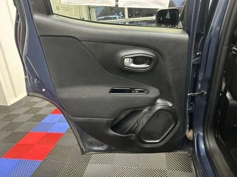 Used 2021 Jeep Renegade Latitude AWD/4WD image 12