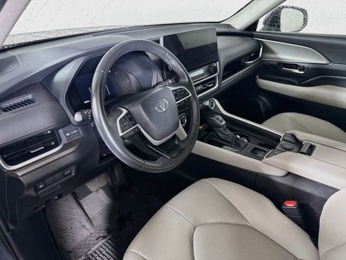 Certified 2025 Toyota Grand Highlander FWD image 9
