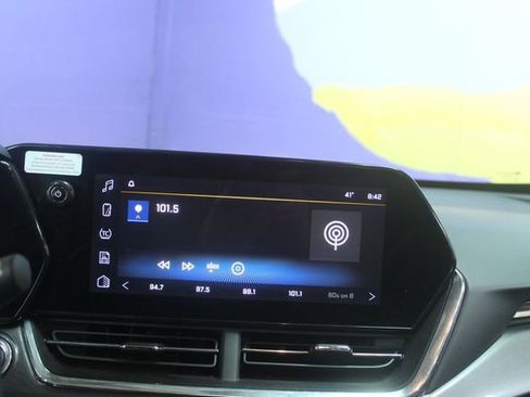 Used 2025 Chevrolet Trax ACTIV w/ Sunroof Package image 17