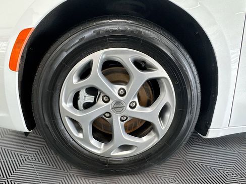 Used 2023 Chrysler Pacifica Limited image 32