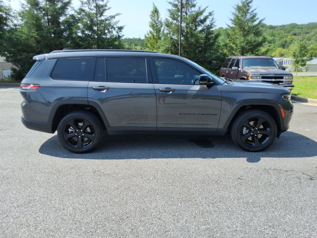 Used 2025 Jeep Grand Cherokee L Altitude RWD image 4