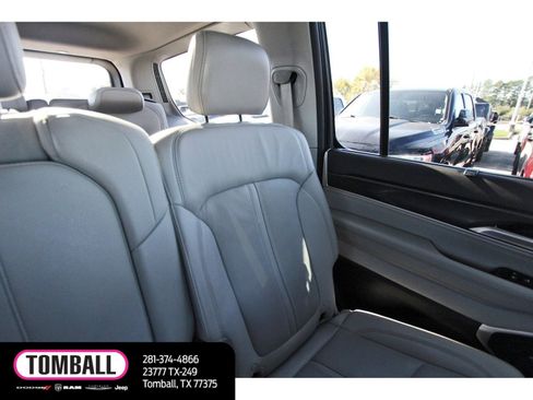 Used 2023 Jeep Wagoneer 4WD w/ Premium Group I image 12