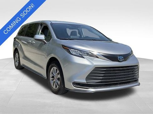 Used 2022 Toyota Sienna LE FWD image 1