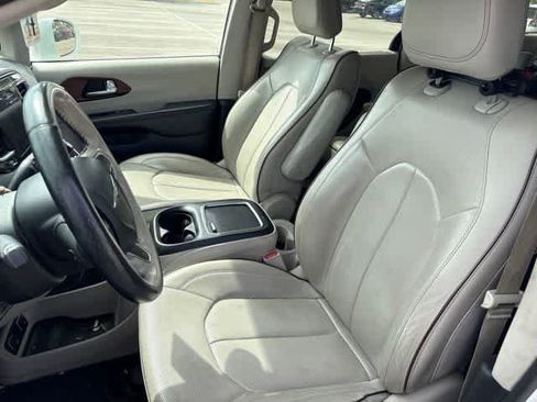 Used 2020 Chrysler Pacifica Limited FWD image 11