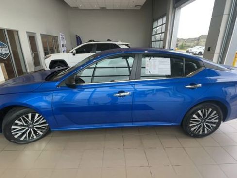 Used 2025 Nissan Altima 2.5 SV FWD image 7