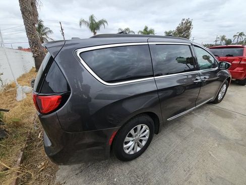 Used 2018 Chrysler Pacifica Touring-L FWD image 3