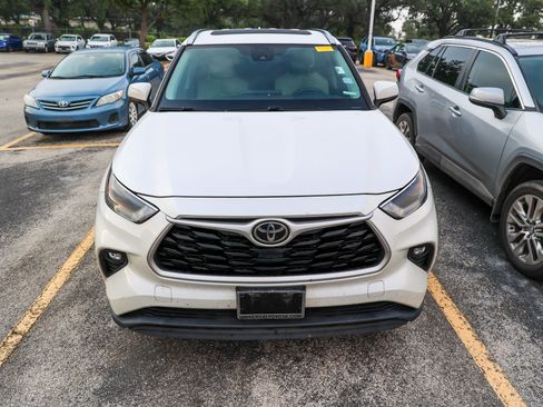 Used 2021 Toyota Highlander XLE FWD image 5