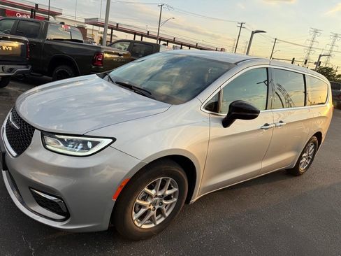 Used 2024 Chrysler Pacifica Touring-L FWD image 3