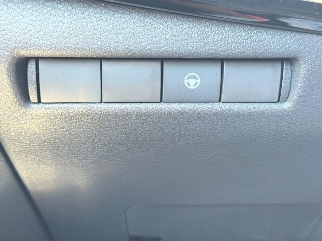 Used 2026 Nissan Kicks SR w/ Cold Weather Package AWD/4WD image 18