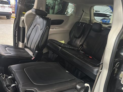 Used 2023 Chrysler Pacifica Touring-L image 28