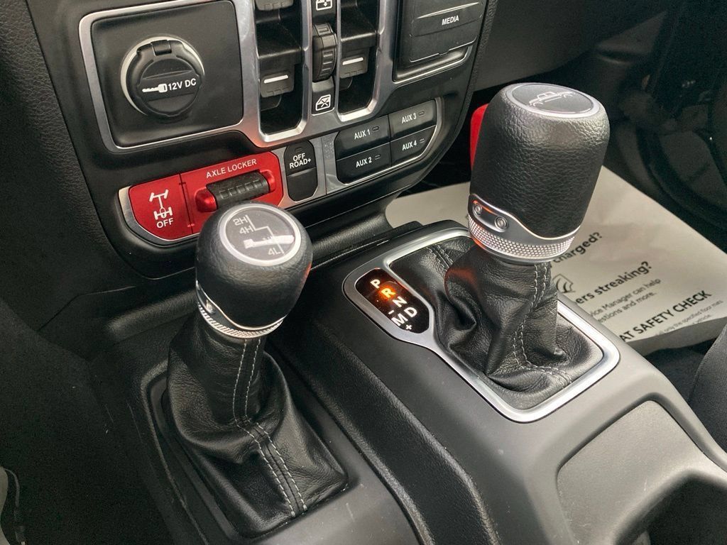 Used 2025 Jeep Gladiator Mojave w/ Convenience Group AWD/4WD image 26