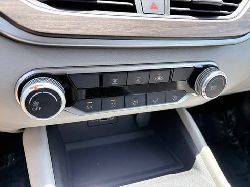 Used 2025 Nissan Altima 2.5 SV FWD image 19