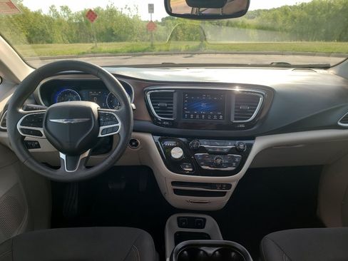 Used 2018 Chrysler Pacifica Touring Plus w/ Tire & Wheel Group FWD image 18