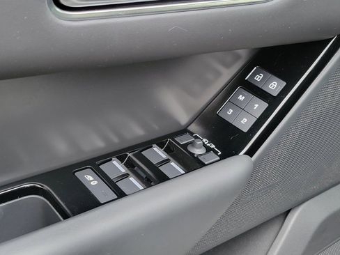 Used 2025 Land Rover Range Rover Velar Dynamic HSE image 27