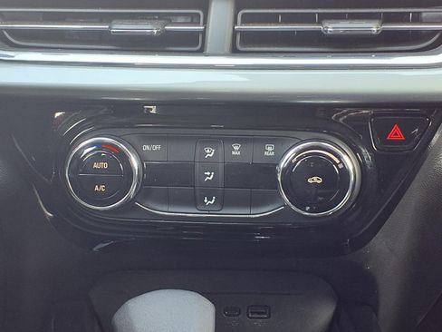 Used 2025 Chevrolet Trax LT image 11