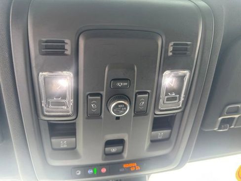 Used 2025 GMC Yukon XL AT4 AWD/4WD image 22