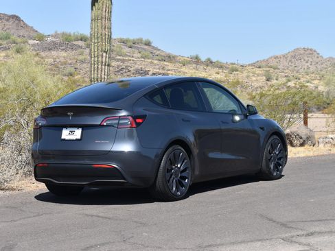 Used 2021 Tesla Model Y Performance AWD/4WD image 8