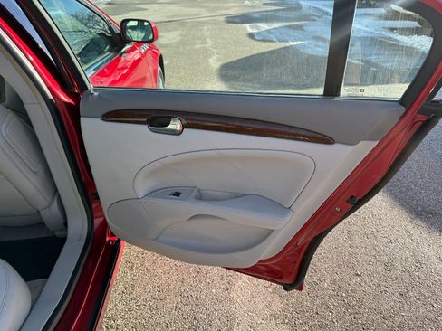 Used 2011 Buick Lucerne CXL image 17