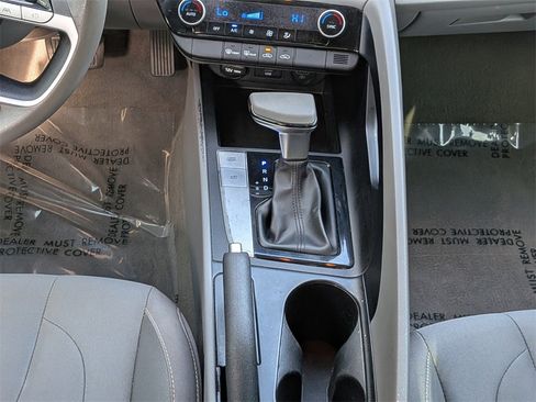 Used 2022 Hyundai Elantra SEL image 17