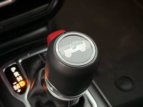 Used 2025 Jeep Wrangler Unlimited Rubicon AWD/4WD image 31