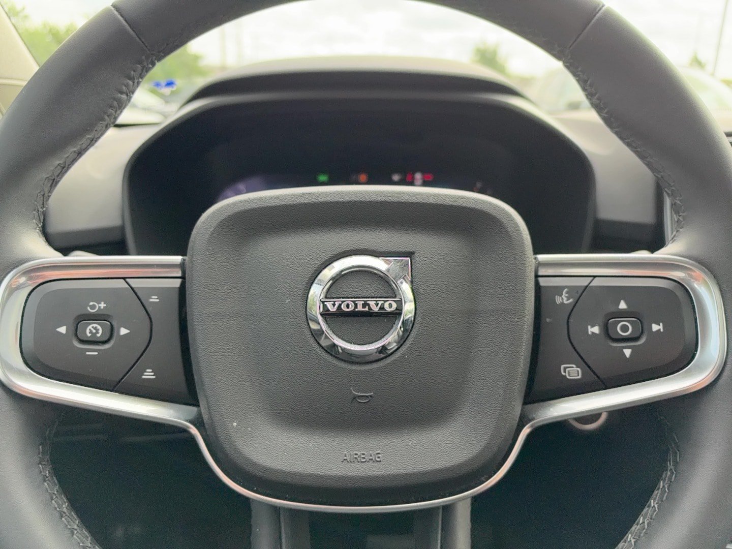 Certified 2024 Volvo XC40 B5 Plus AWD/4WD image 14